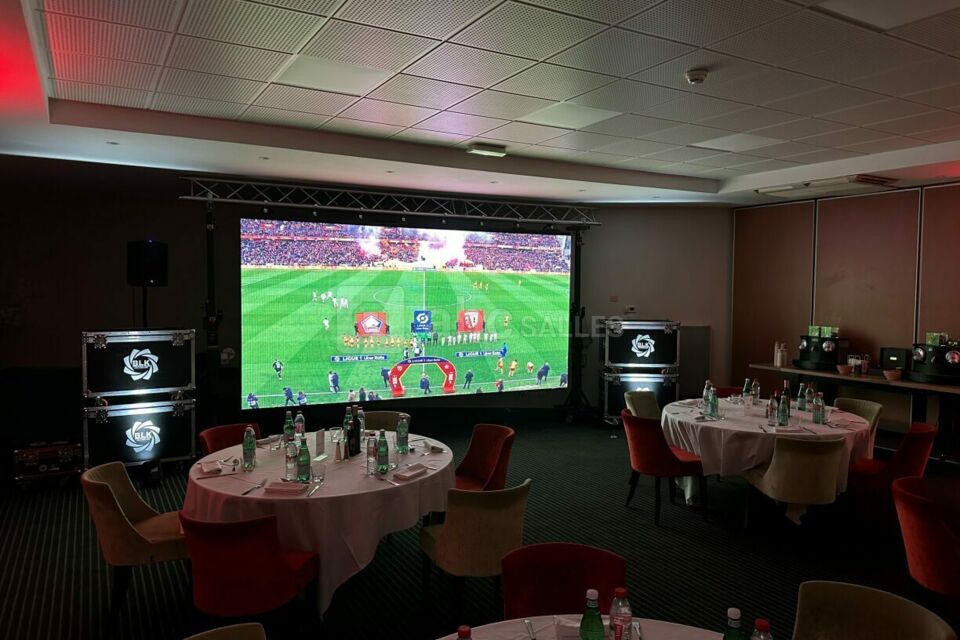 Diffusion sur granbd écran d'un match pour une équie de football de 1ère division