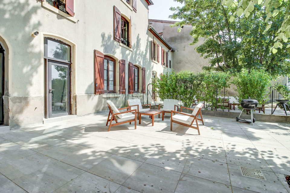 Cour de la résidence avec salon de jardin