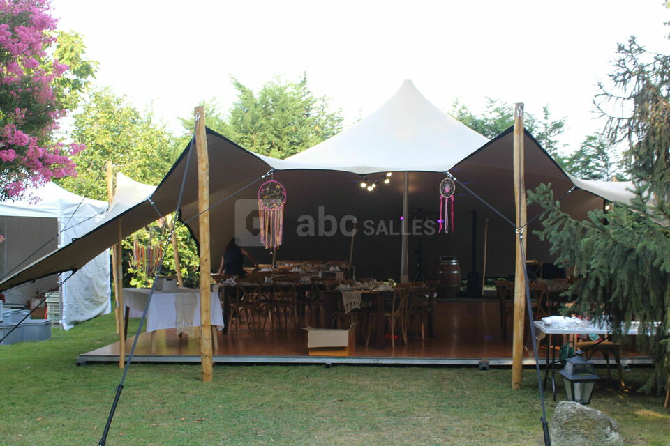 Parc extérieur avec tente aménagée