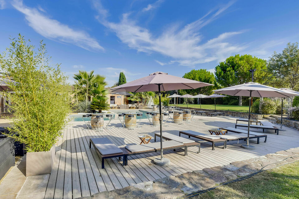 Espace piscine -- terrasse extérieure