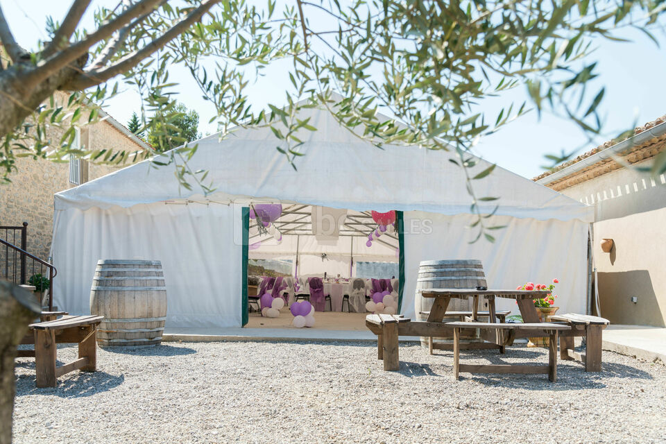 Cour de 200 m² et barnum de 160 m²