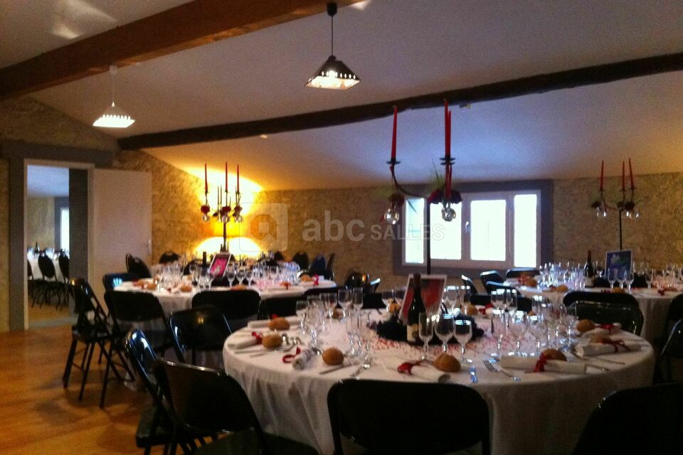 Diner servi sur la mezzanine de 70 m²