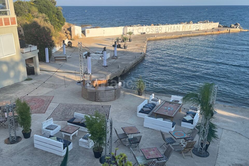 Bar-lounge sur le port