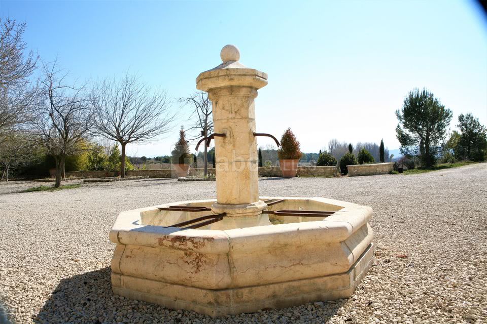 Fontaine devant le mas