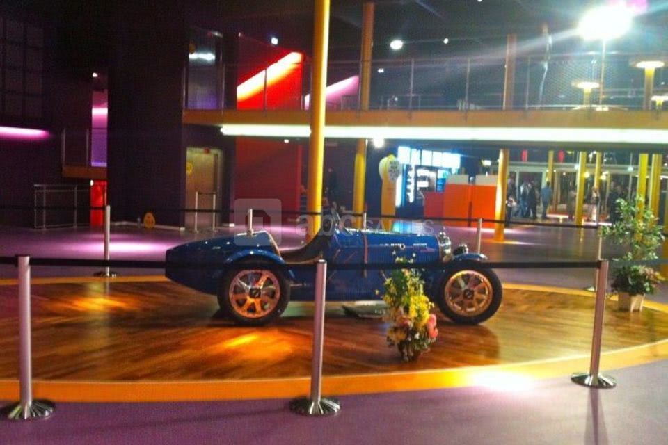 Exposition de la bugatti du cinéma dans le lounge