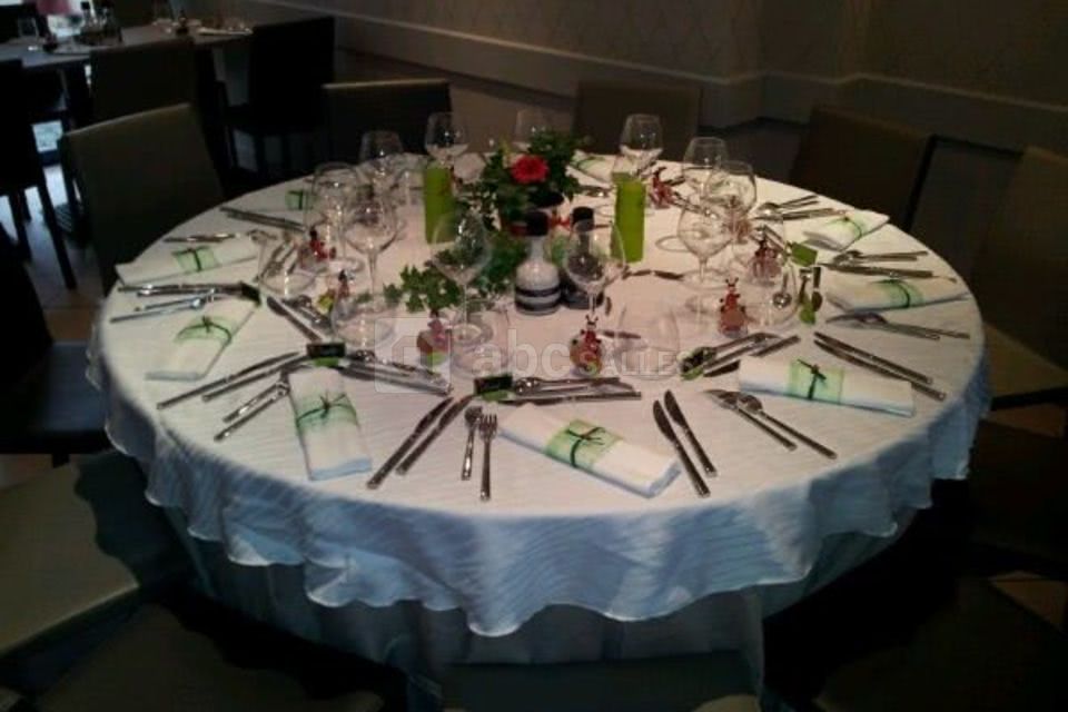 Table dressée pour une communion