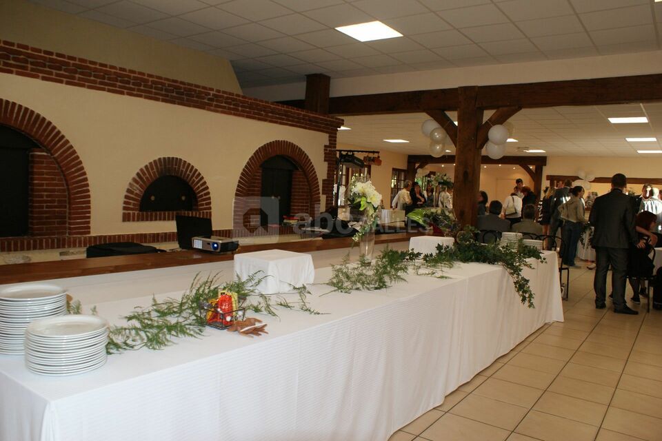 Buffet dressé devant le four à pain