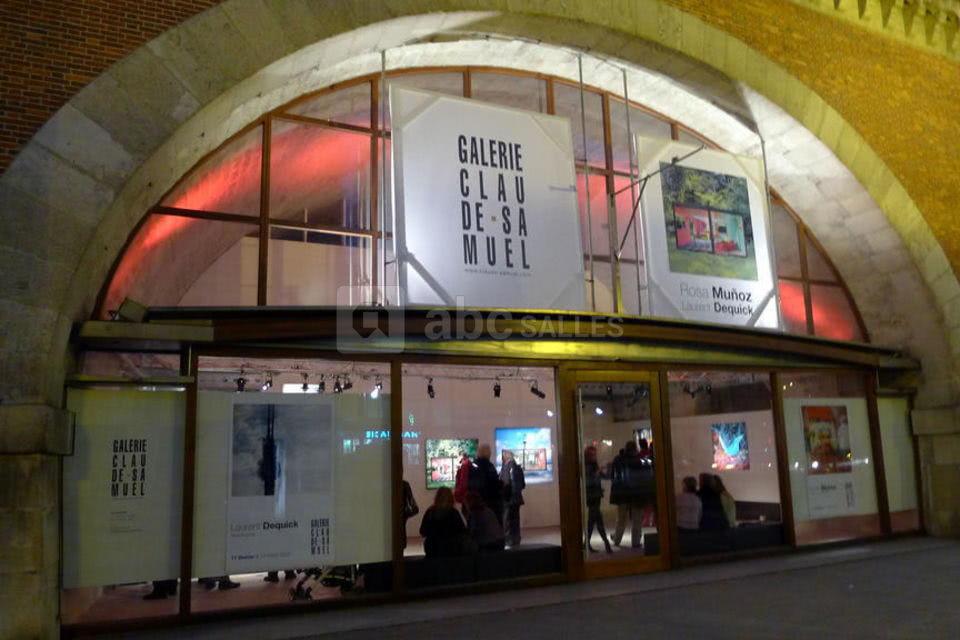 Façade galerie en soirée