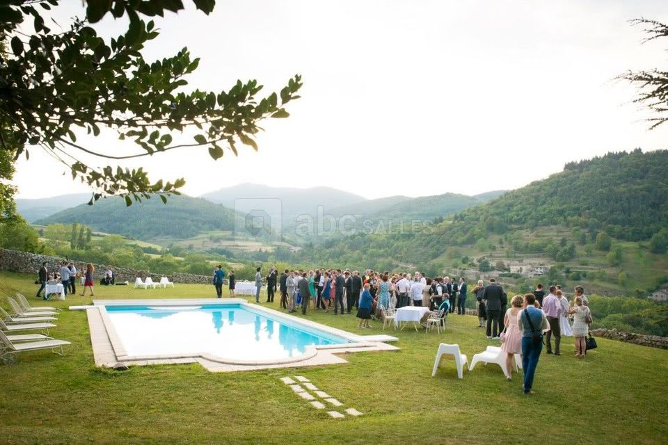 Vin d'honneur autour de la piscine