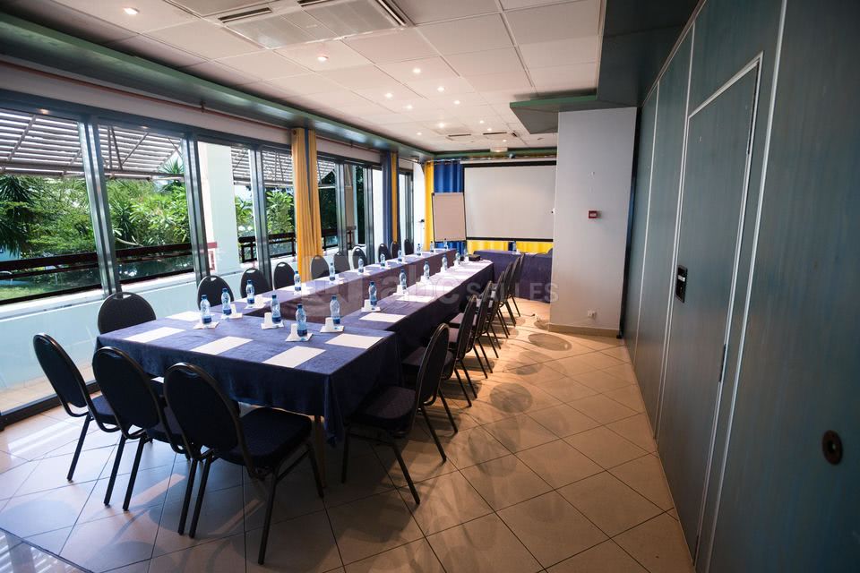 Salle de réunion en U