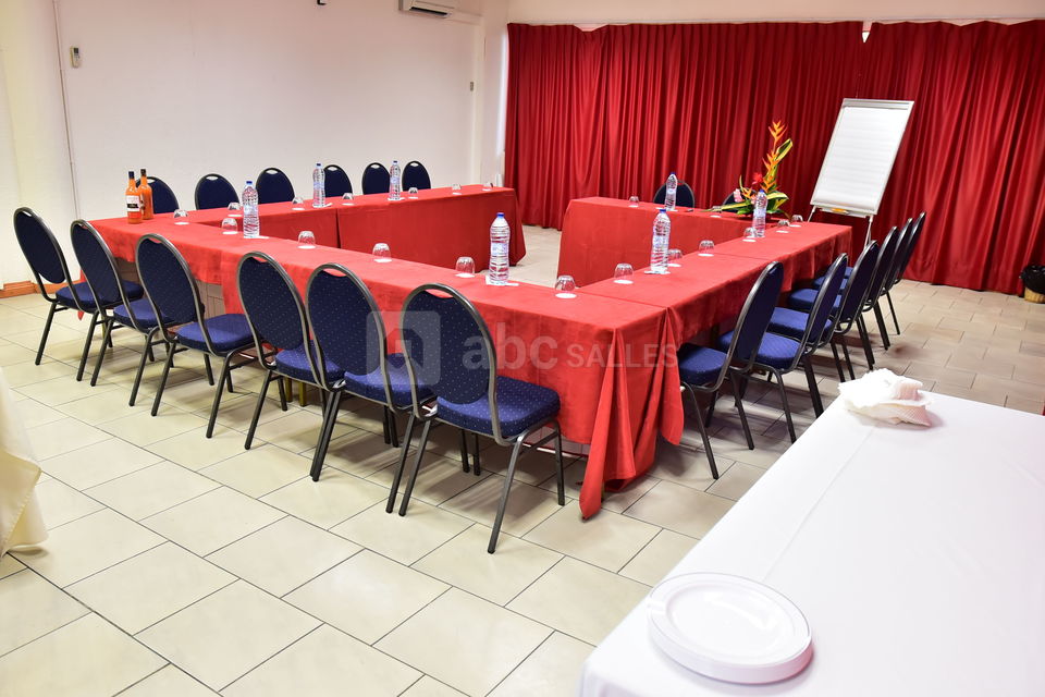 Salle de réunion en U