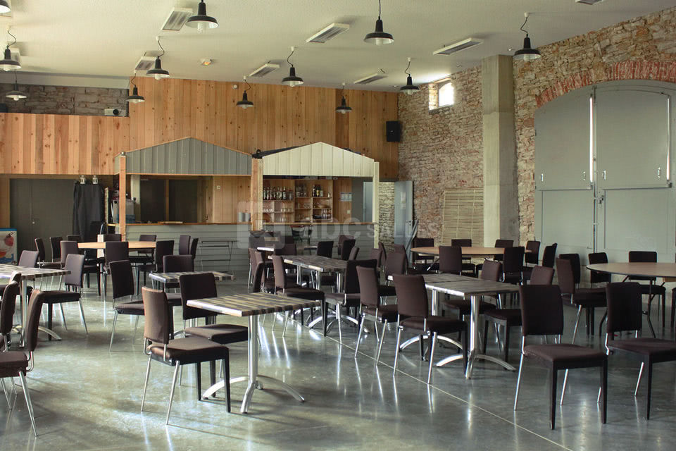 Intérieur de la salle côté bar et sono / projecteur