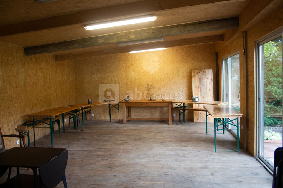 Le Chardonnay/  salle intérieure avec 5 tables pliantes