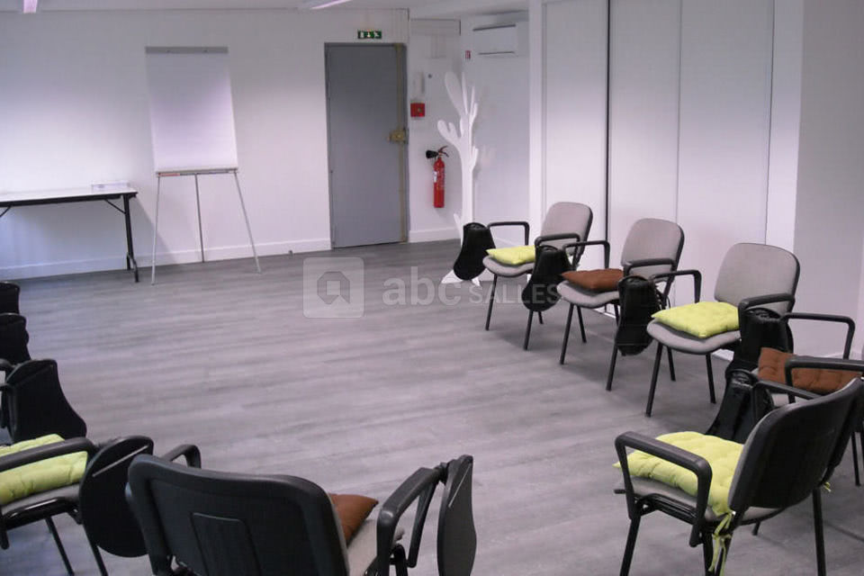 Salle de formation jaune