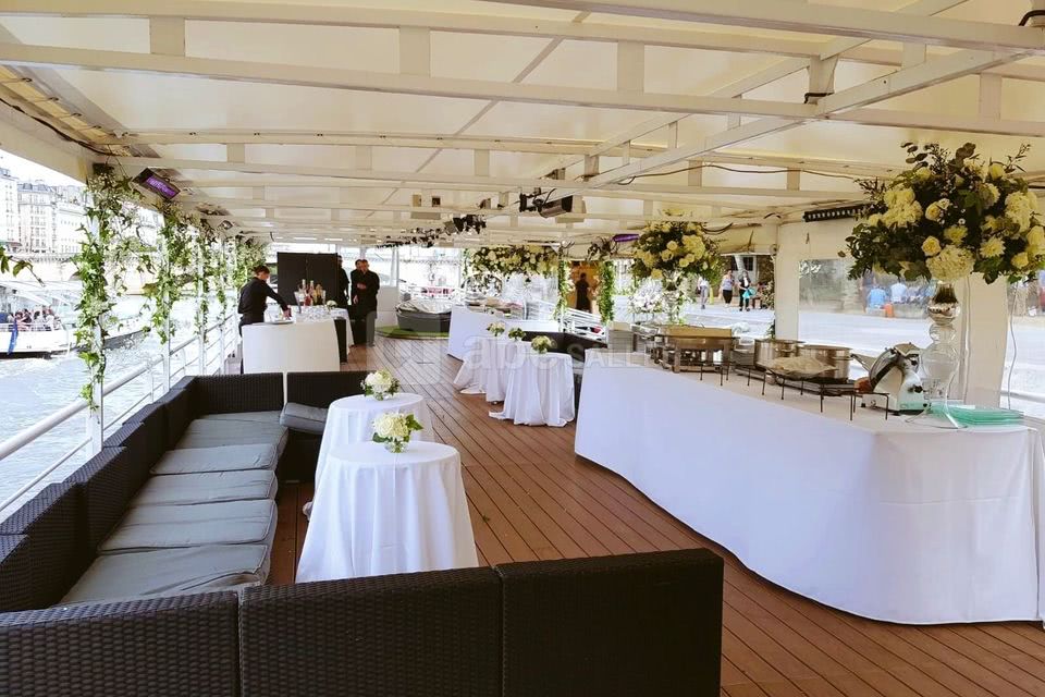 Mariage sur la terrasse face à Notre Dame de Paris .