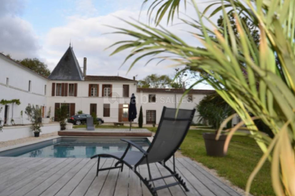 Cour et piscine pour la détente