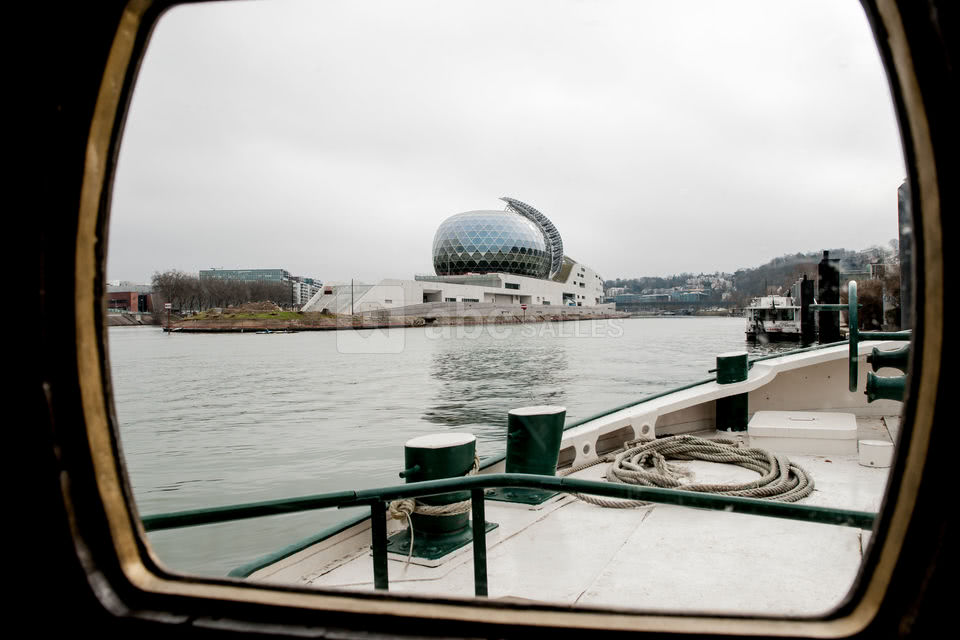 La péniche Sans Souci devant la Seine Musicale de Seine