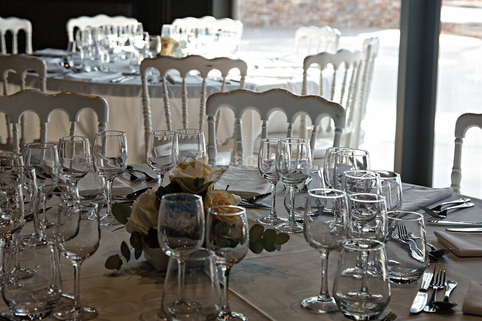 Tables rondes et chaises blanches Napoléon