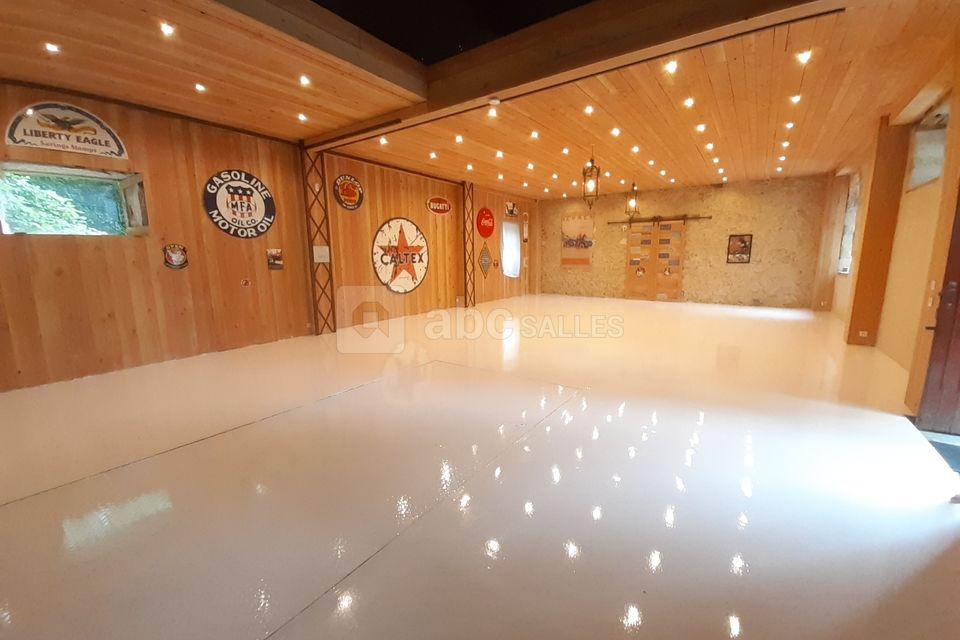 Salle de cocktails pouvant accueillir 150 personnes en cas de pluie