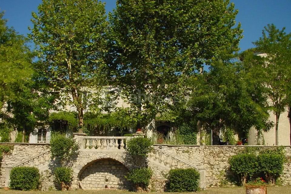 Le château vue de la terrasse de l'aire