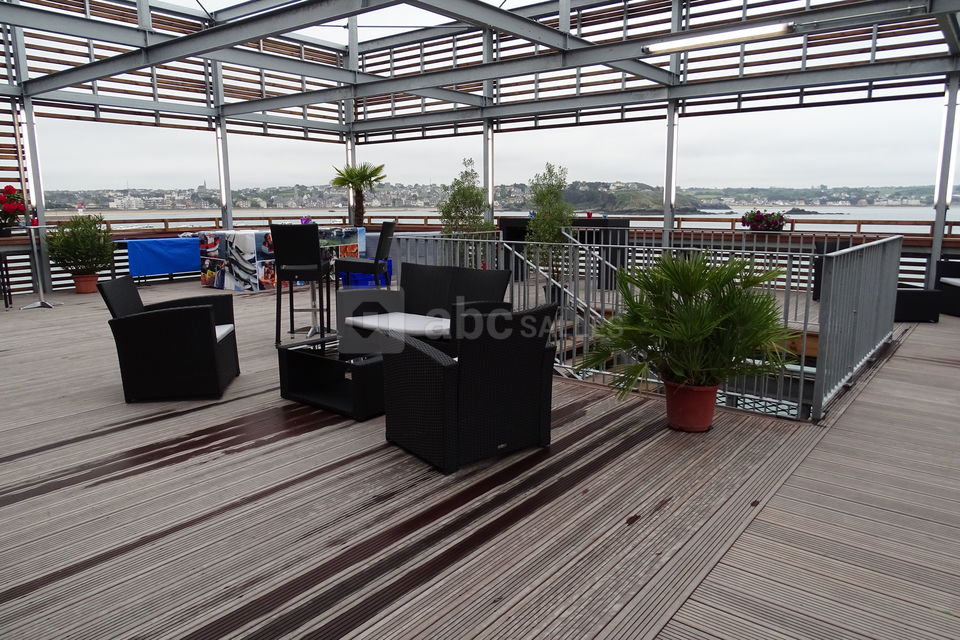Terrasse panoramique avec mobilier extérieur