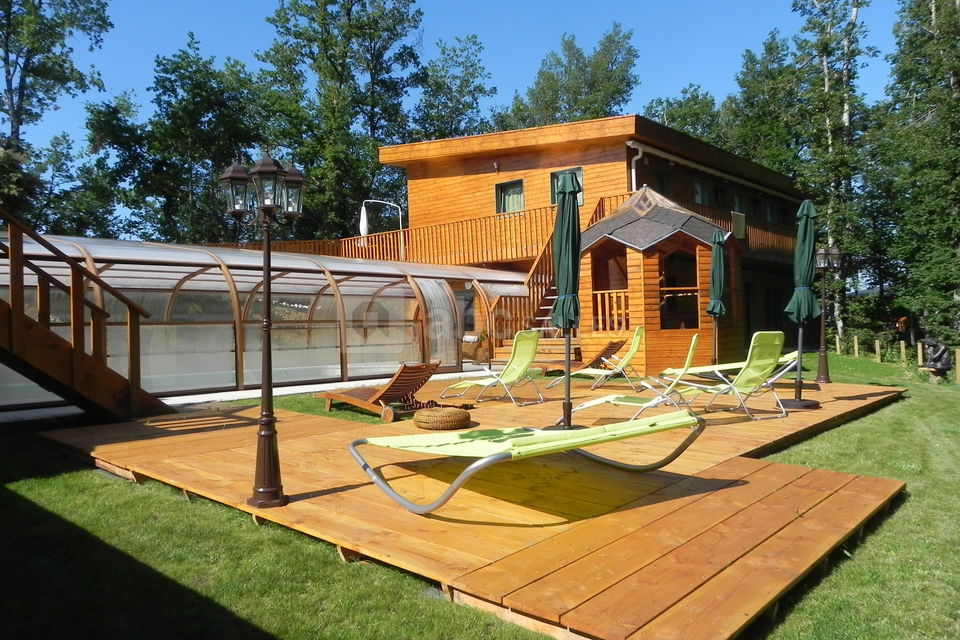 Plages de la piscine et jacuzzi