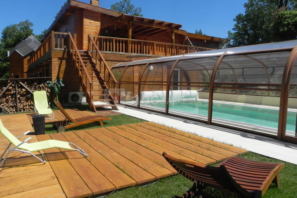 Plages de la piscine et bâtiment principal