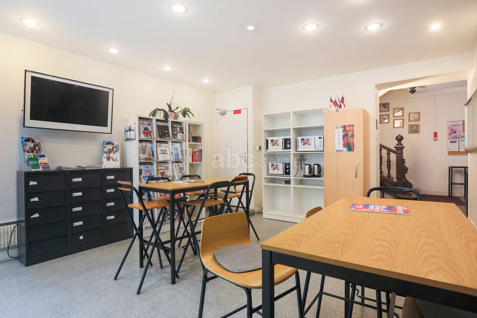 Espace Tuilerie (accès WC + distributeurs)