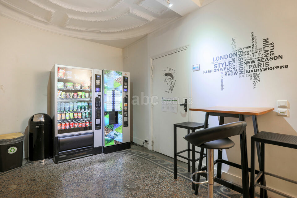Espace Tuilerie (accès WC + distributeurs)