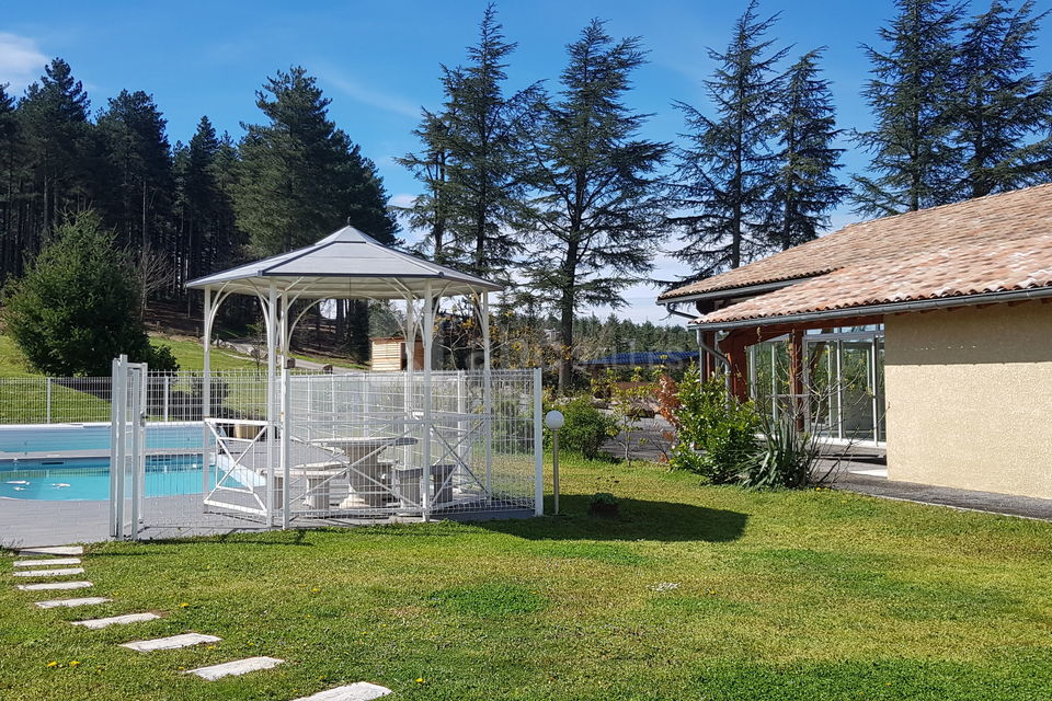 Grand parc avec piscine