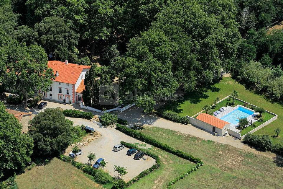 Vue aérienne et panoramique : parking, piscine, batisse