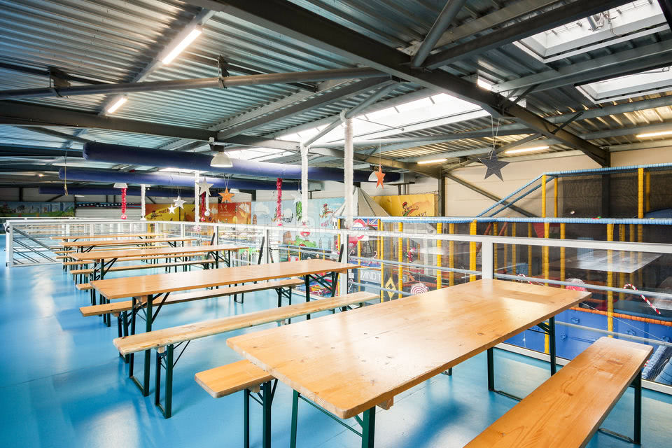 Salle à l'étage ouvert sur la salle principale