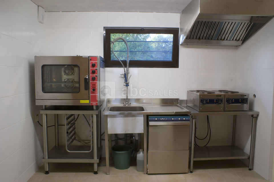 Cuisine aménagée avec du matériel professionnel