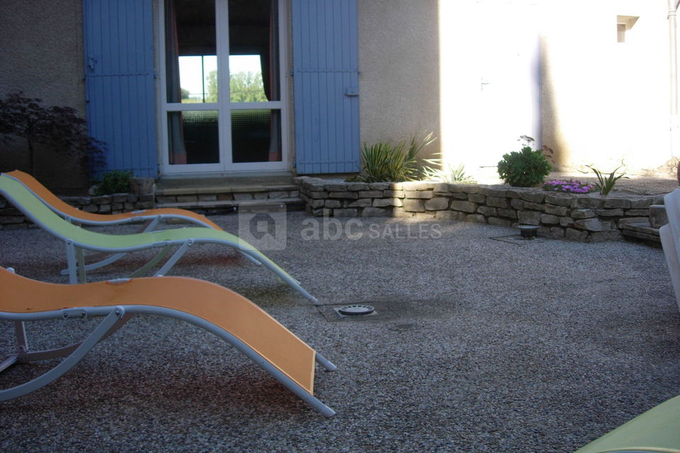 Extérieur piscine donnant sur salle réunion