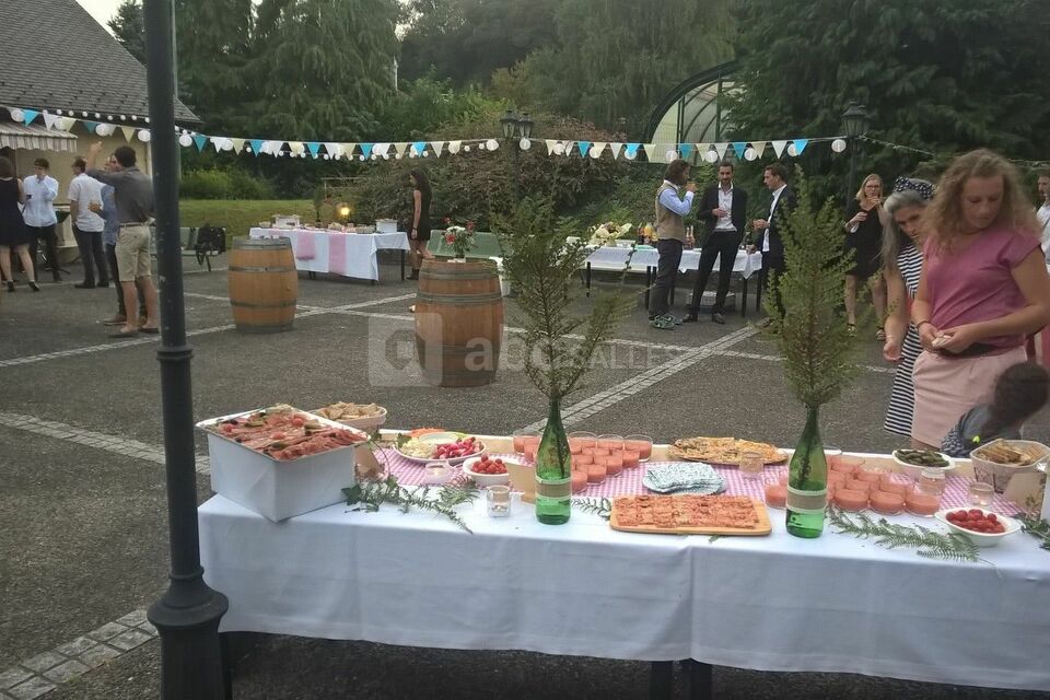 Cour extérieure devant la salle