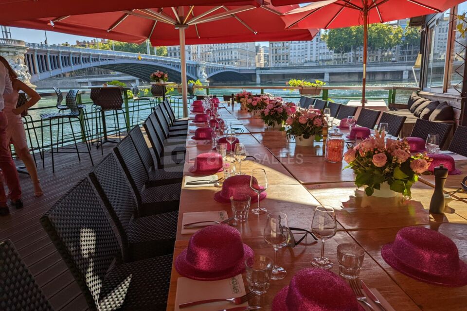 La terrasse agencée et décorée pour un anniversaire