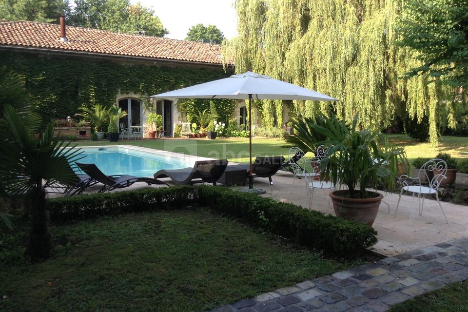 Parc et piscine du domaine