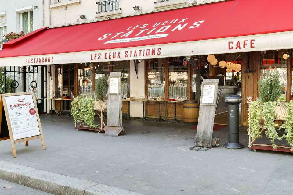 Les Deux Stations