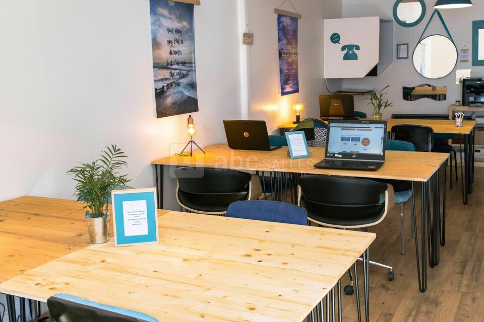 Les pieds sous le bureau