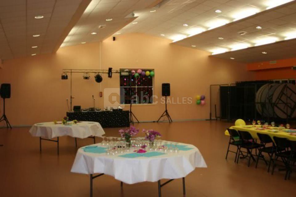 Intérieur de la salle socioculturelle de houx