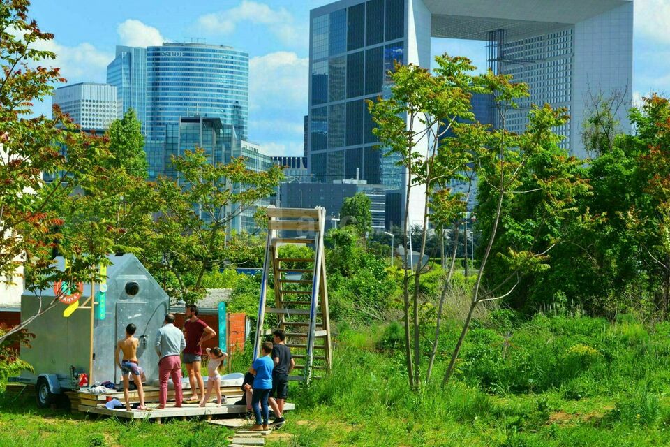 Grand jardin avec des ruches, serres, système aquaponique, poulailler, potager etc