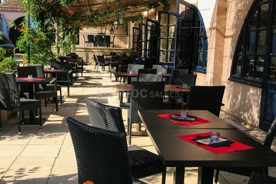 PLUVINEL RESTAURANT/ Terrasse