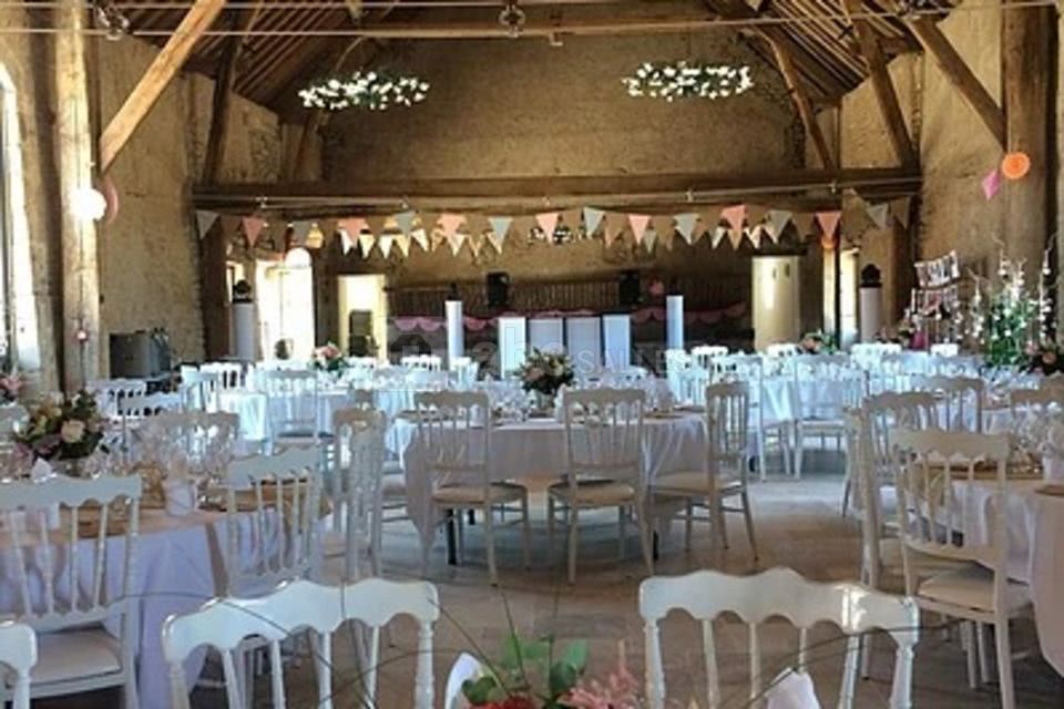 Belles tables joliment dressées