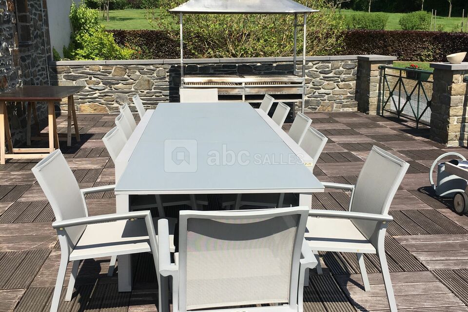 Continuation de la terrasse avec barbecue