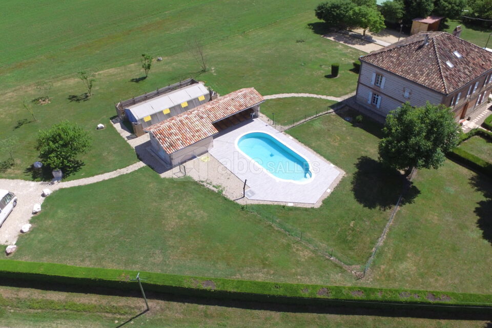 Piscine extérieure - aire camping car