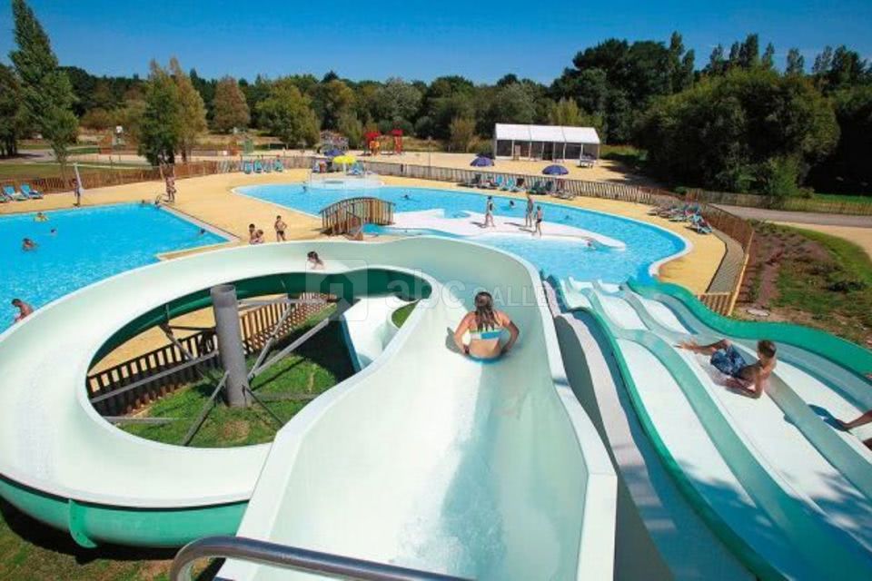 Piscine avec tobogans