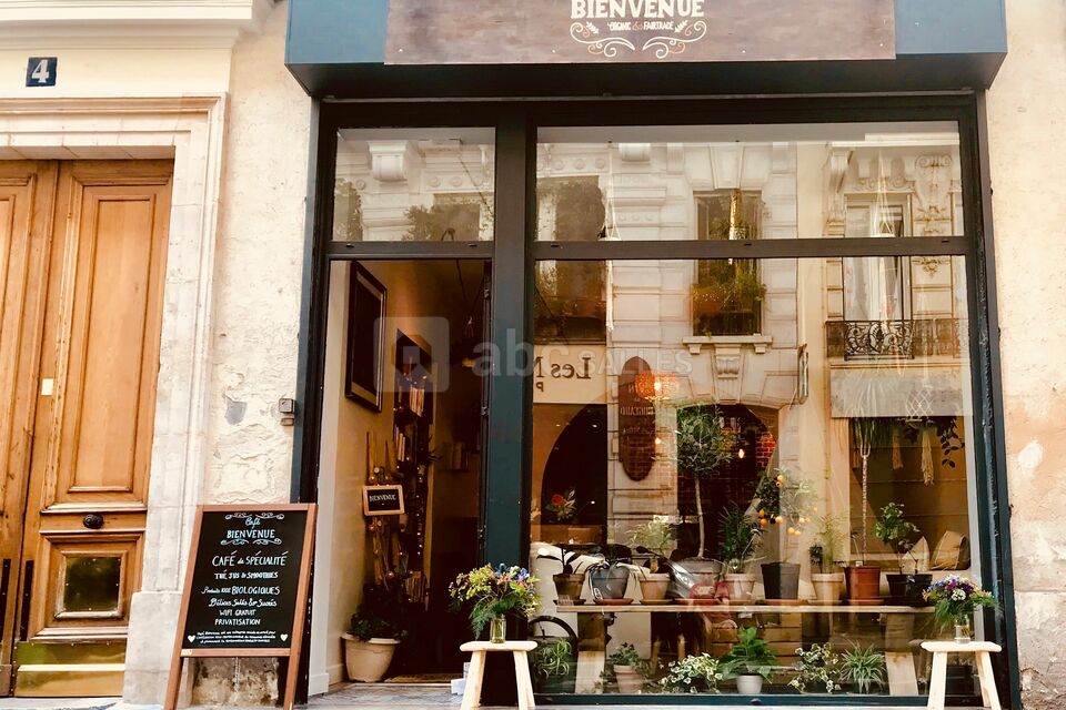 Devant le Café Bienvenue
