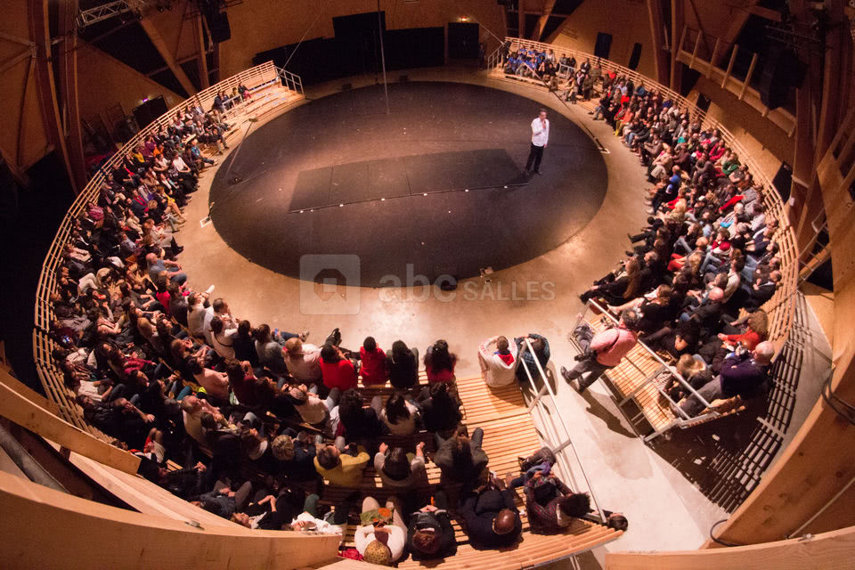Conférence dans le chapiteau