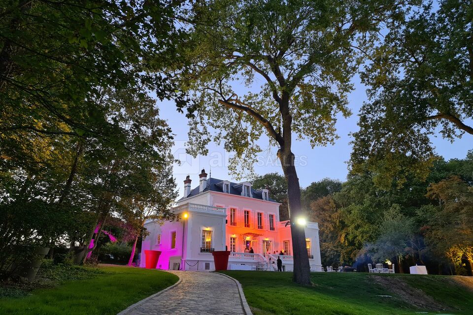 COCKTAIL DEVANT LA MAISON DE MAITRE