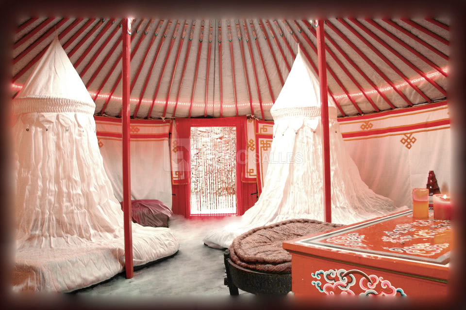 Yourte rouge pour 4 a 5 personnes